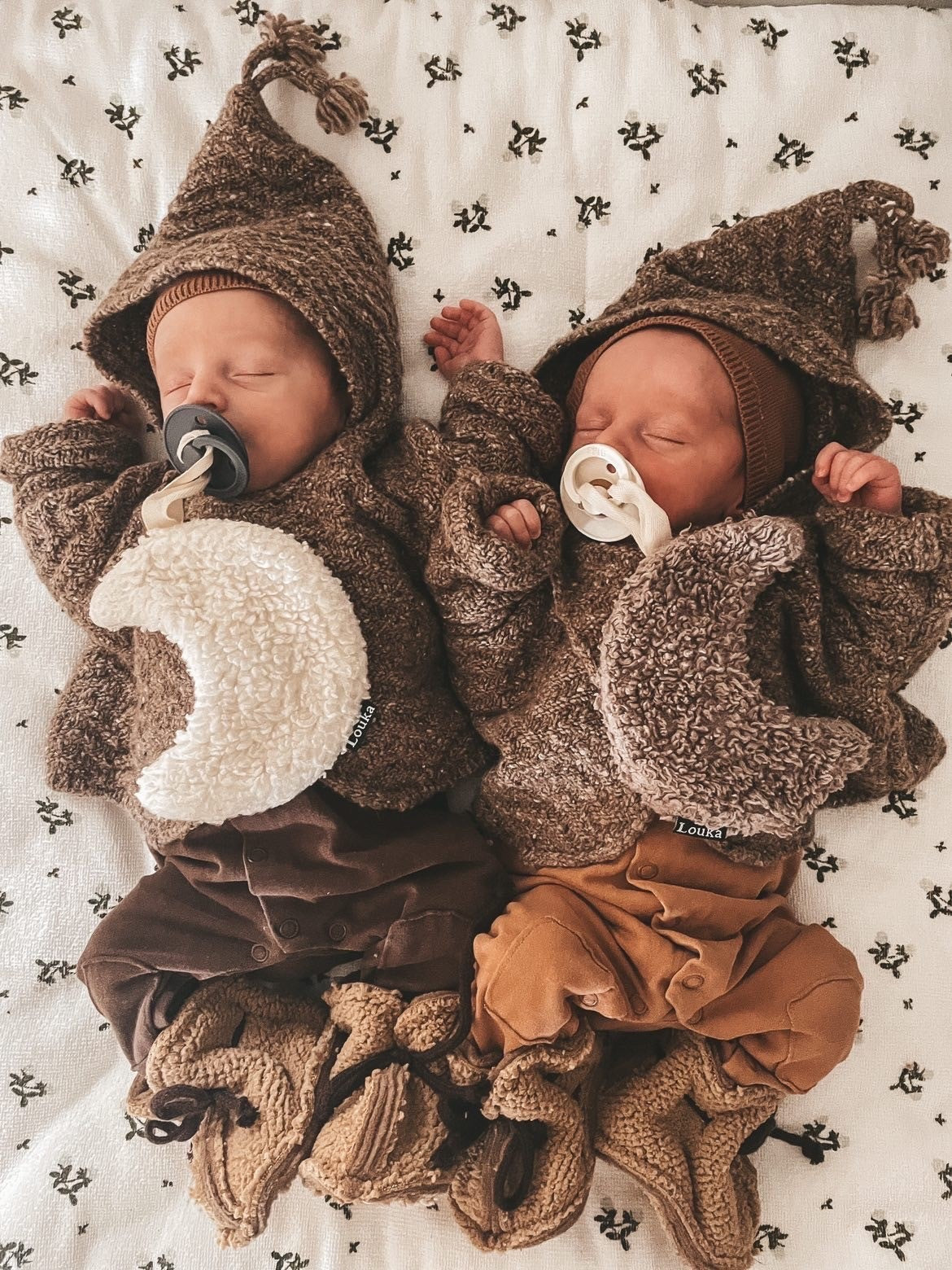 twee baby's met een speendoekje in maan vorm van teddy katoen